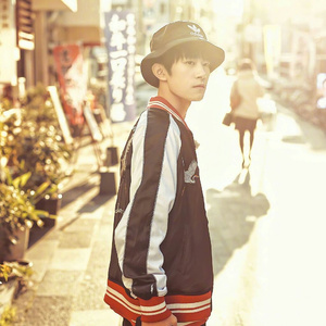 勒出唇形的女星
