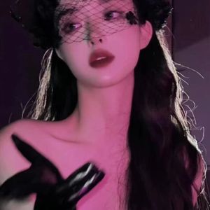 勒出唇形的女星
