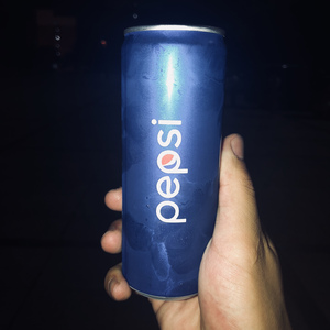 勒出唇形的女星
